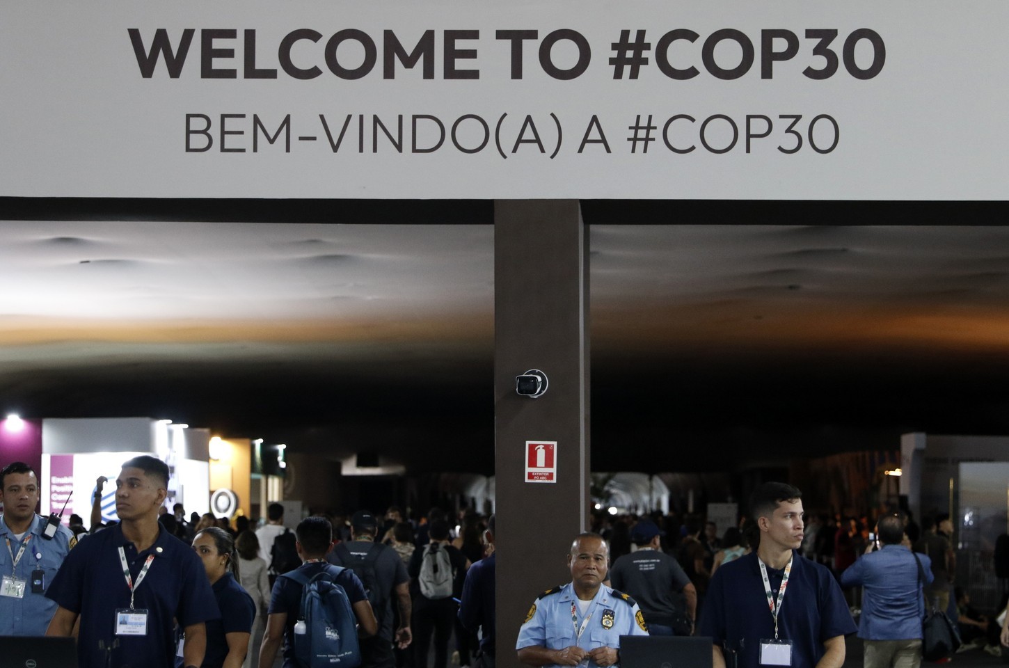 Acordo climático da COP30 amplia financiamento, mas omite combustíveis fósseis