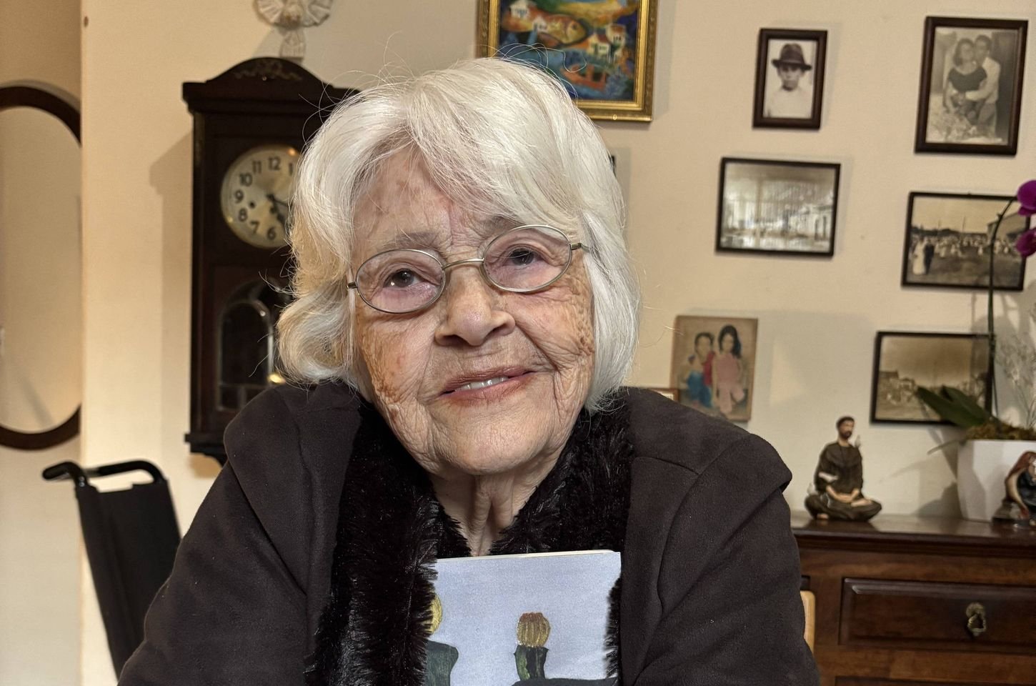 Adélia Prado apresenta melhora clínica após internação por queda