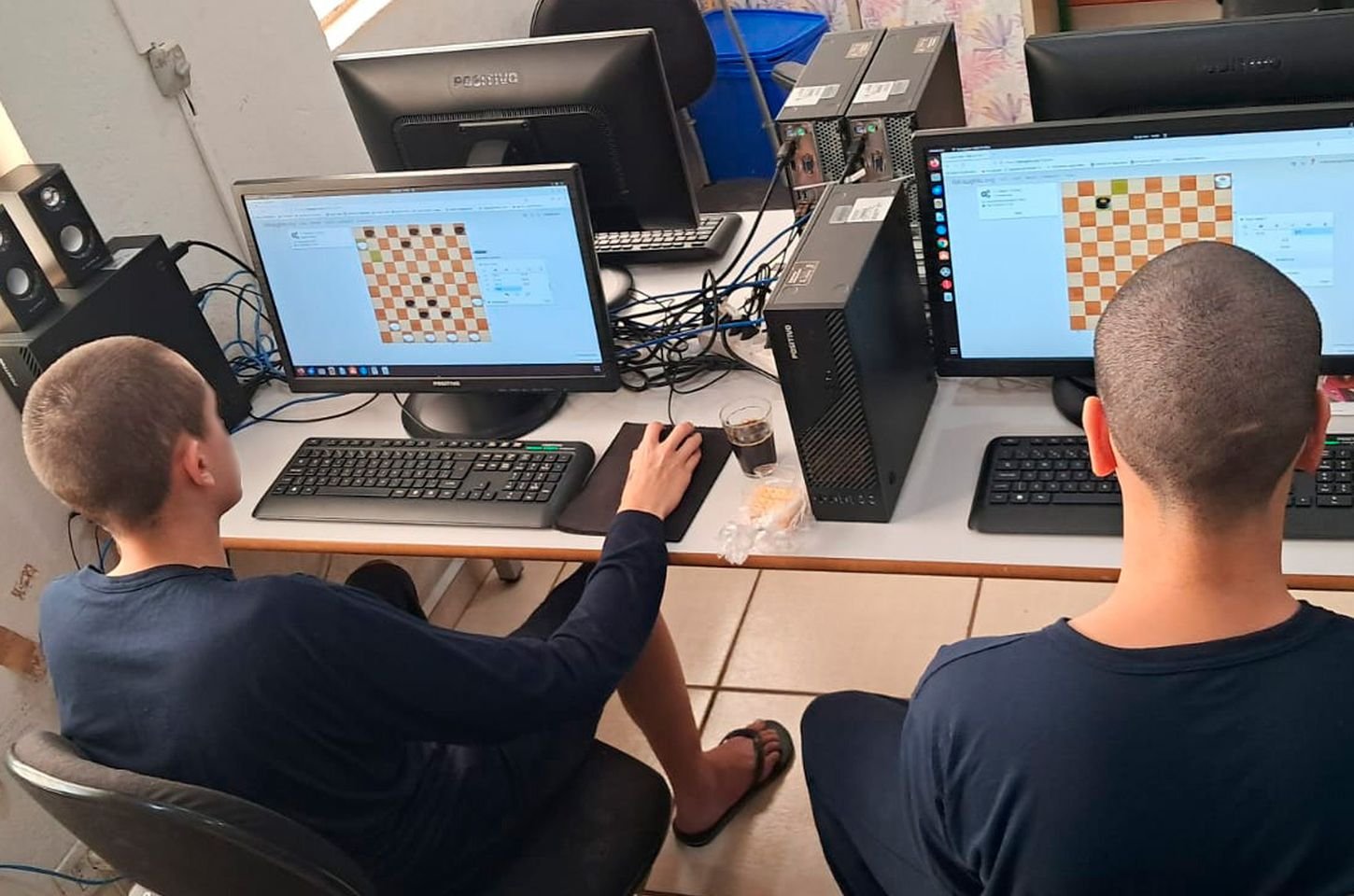 Adolescentes do Paraná disputam torneio nacional de damas online
