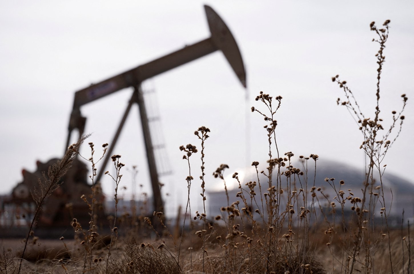 AIE libera maior volume de reservas de petróleo da história para conter alta