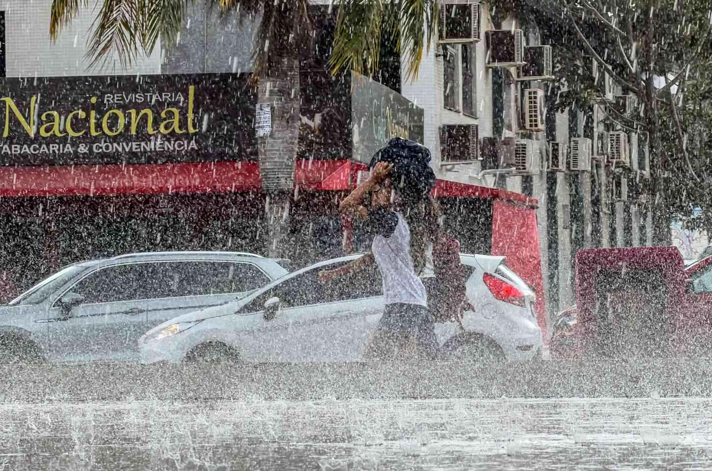 Alerta laranja de chuva atinge 11 estados neste sábado