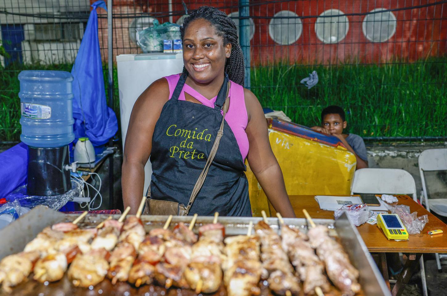Ambulantes do carnaval carioca enfrentam sol e levam filhos para trabalho