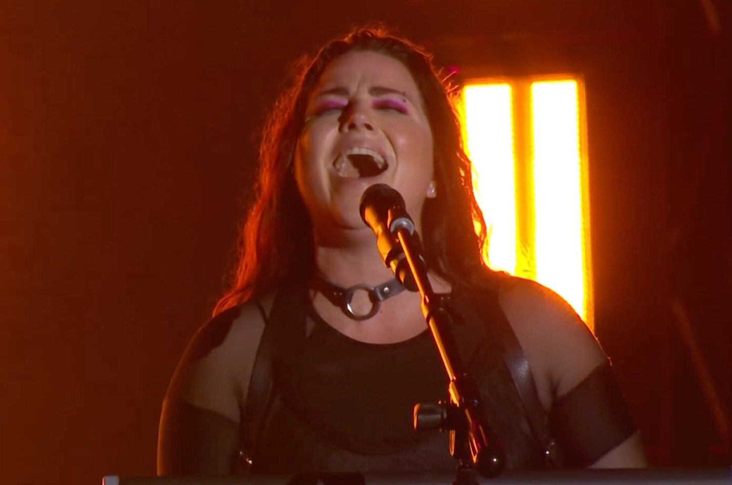 Amy Lee completa 44 anos com carreira em alta e novos lançamentos