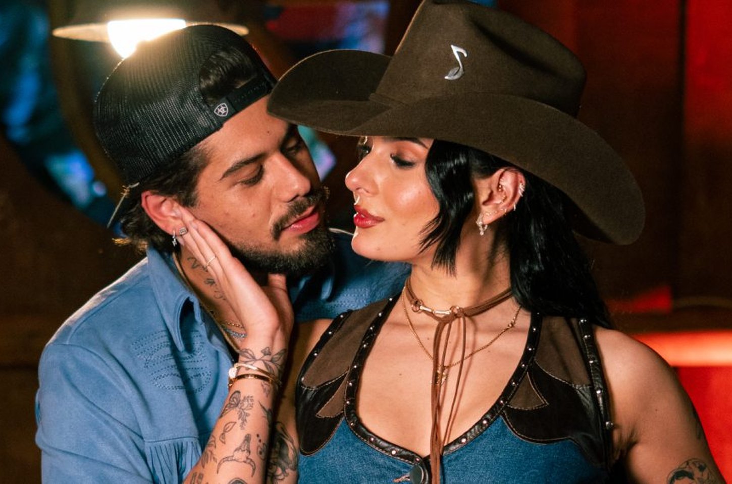 Ana Castela surpreende ao subir no palco com Zé Felipe em show no interior de SP