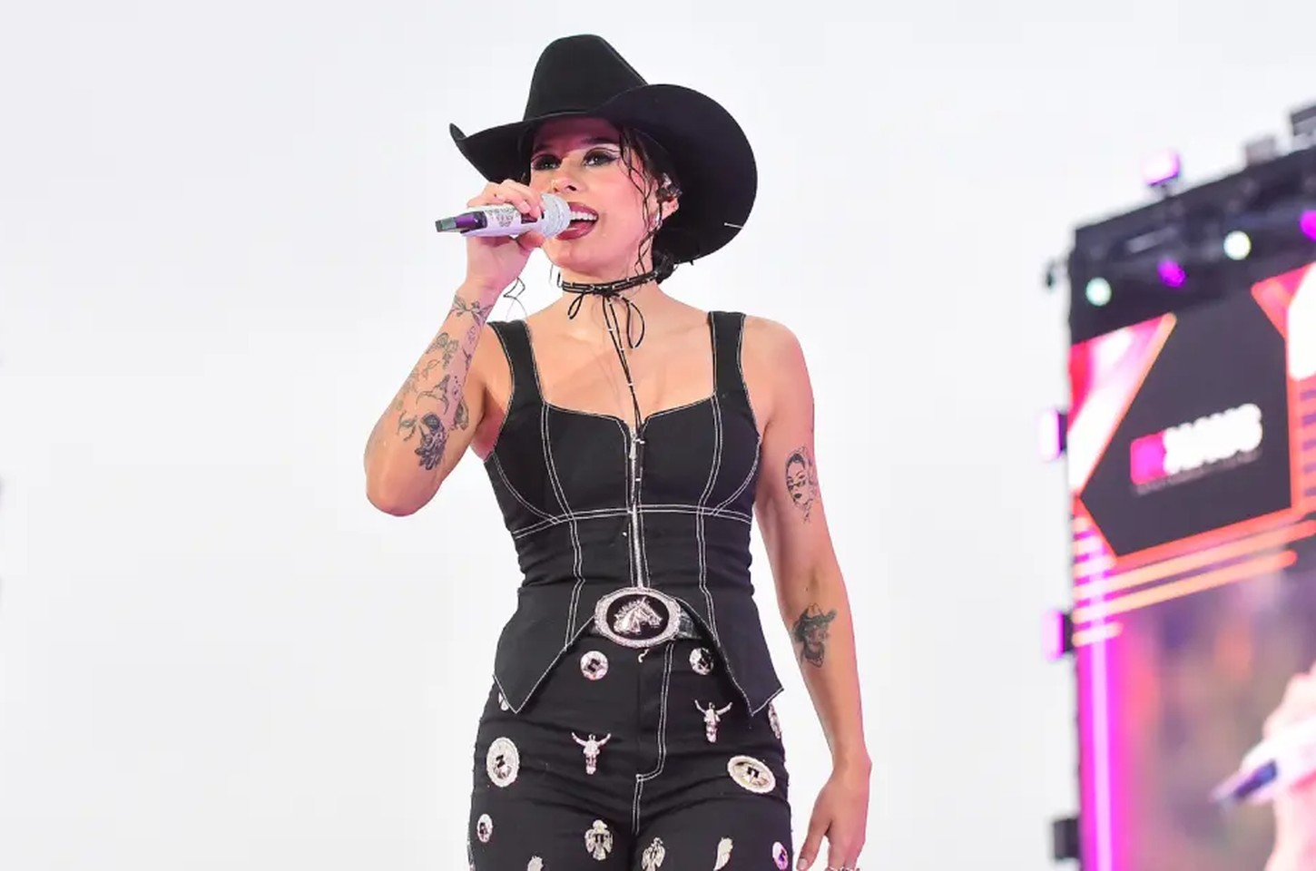 Ana Castela vive fim de semana agitado com show, bota de presente e tombo