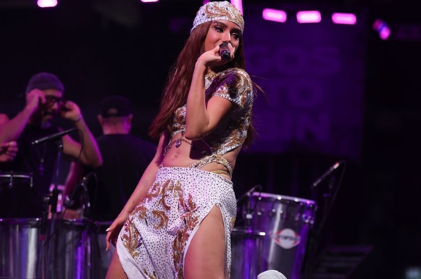 Anitta abre o BBB26 com show tecnológico e interação com participantes