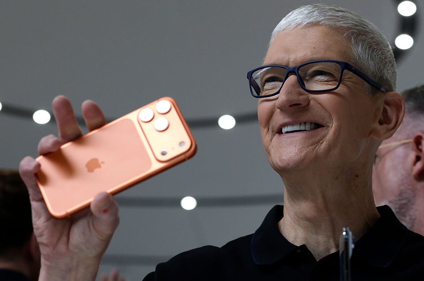 Apple bate recorde no trimestre, mas alerta para crise em chips de memória