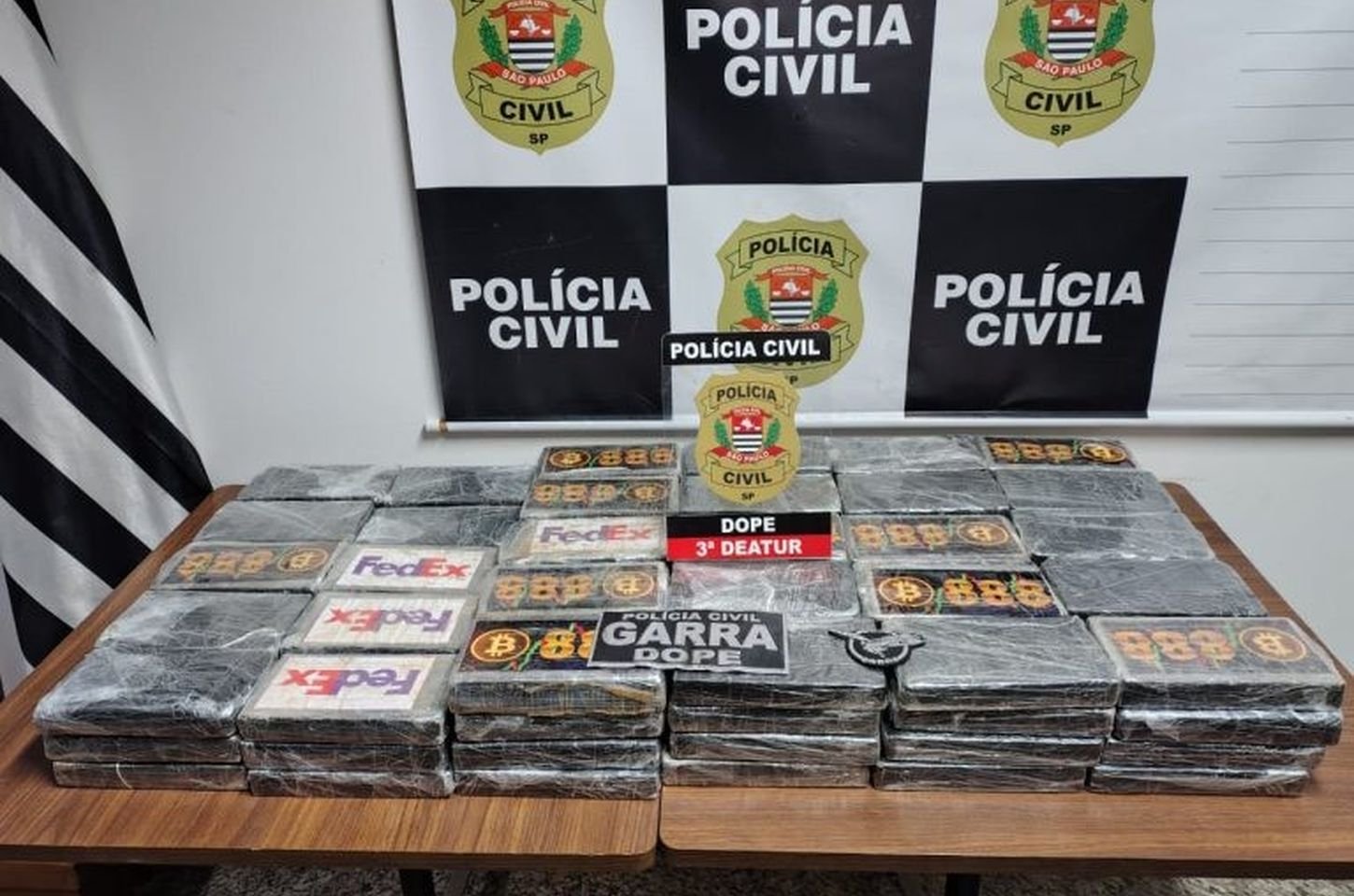 Apreensão de 118 quilos de cocaína em carro de luxo em Guarulhos