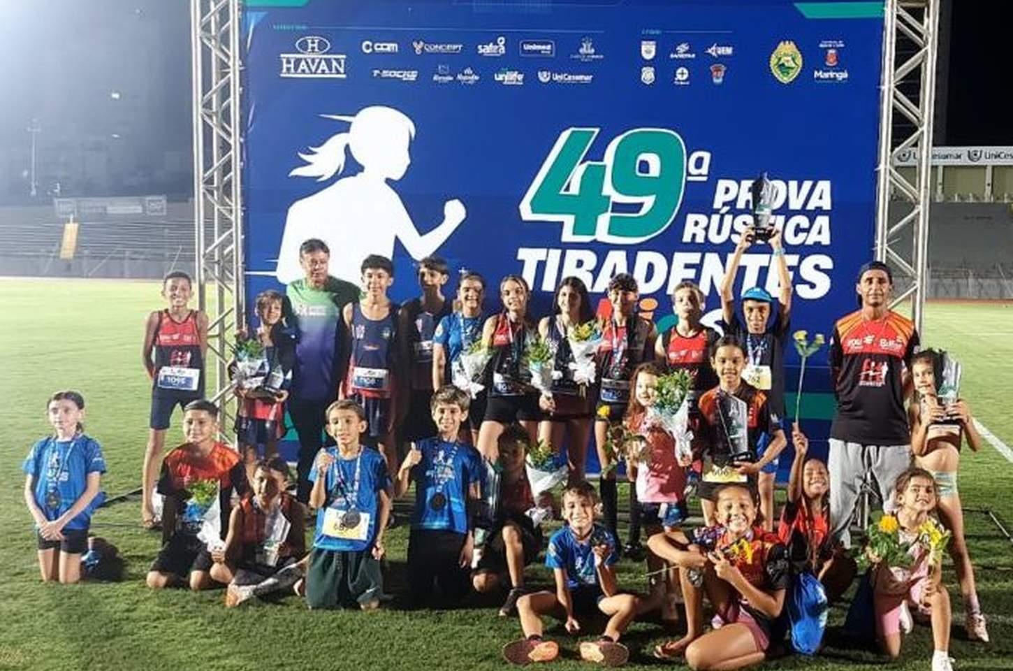 Apucarana é bicampeã geral na Prova Rústica Tiradentes Kids em Maringá