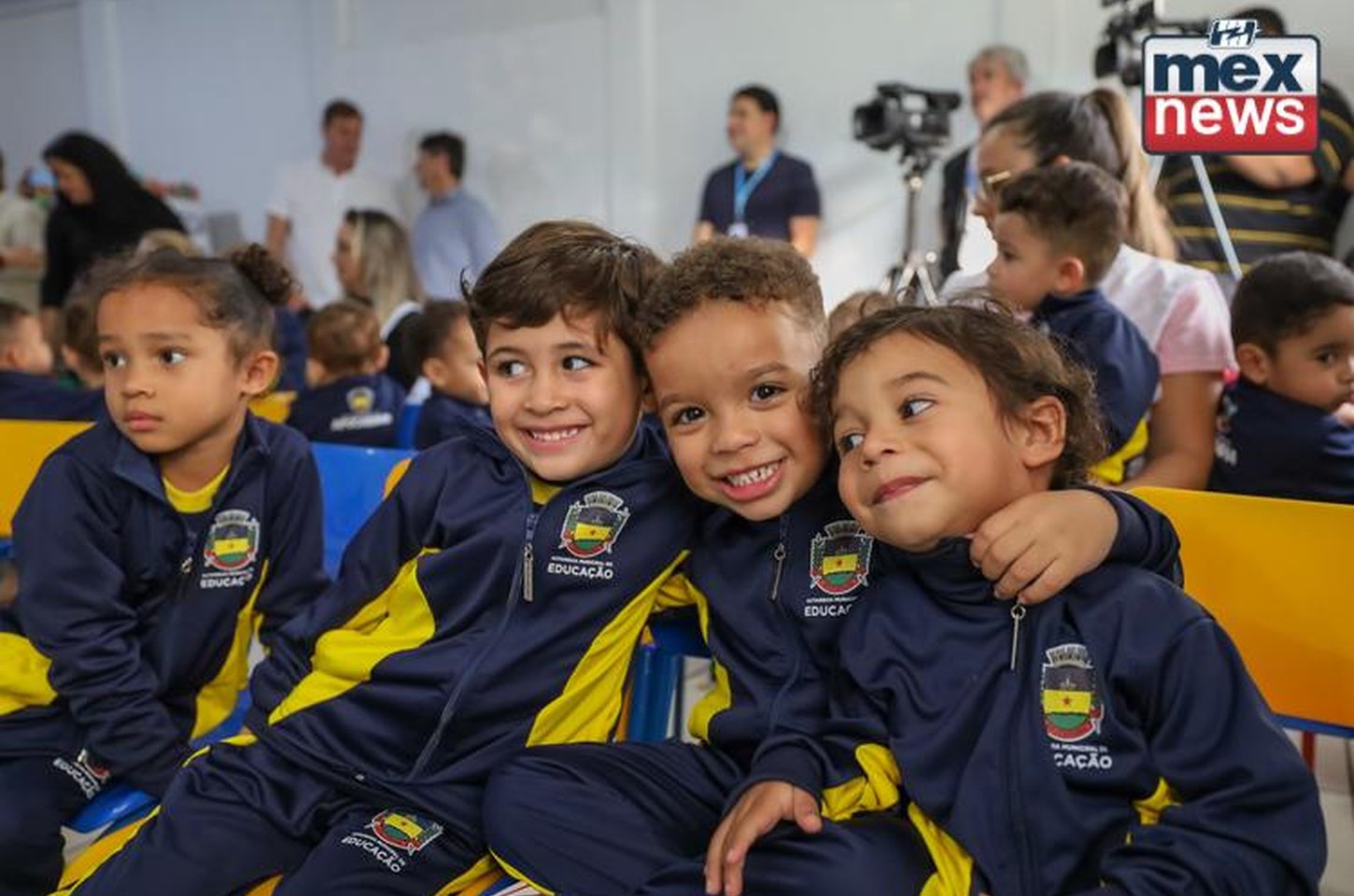 Apucarana entrega agasalhos escolares para alunos da rede