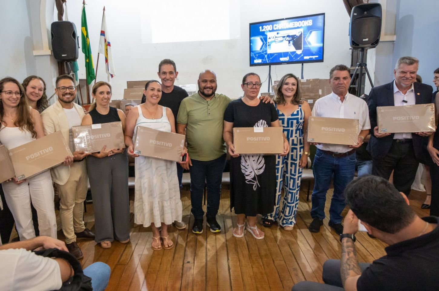 Apucarana recebe sete kits tecnológicos do Governo do Estado para escolas municipais