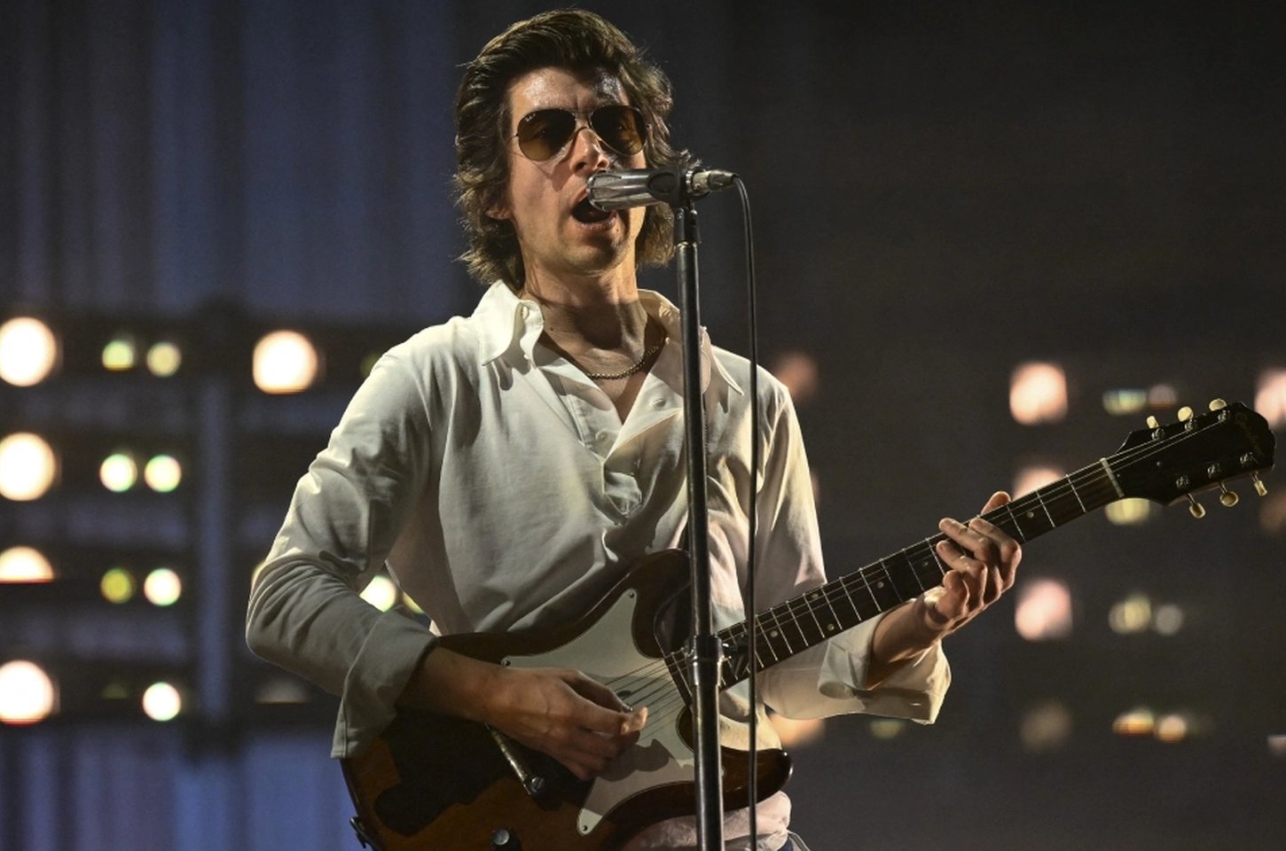 Arctic Monkeys retorna com nova música após 4 anos em parceria com War Child