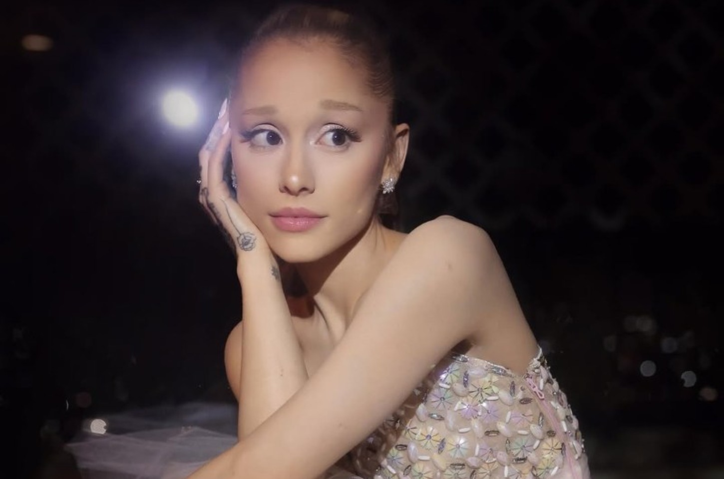Ariana Grande anuncia novo álbum "Petal" para 31 de julho