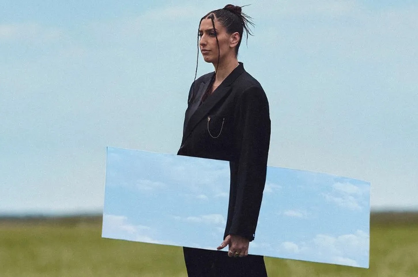 Ashibah anuncia álbum de estreia 'Human' e lança single 'Forever'