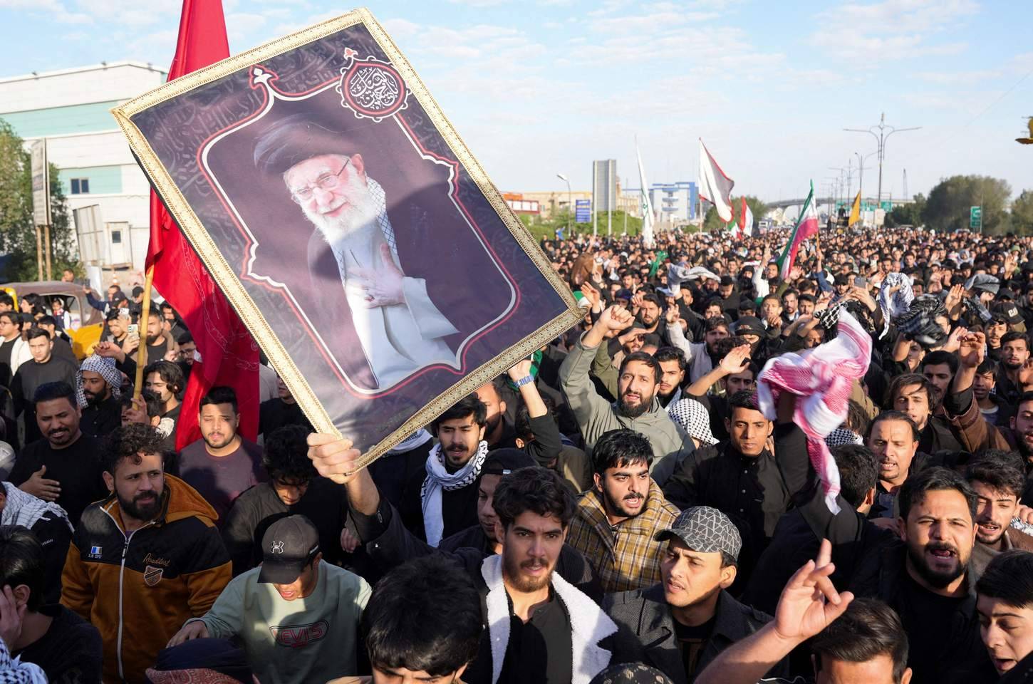 Assassinato de Khamenei em ataque gera crise e protestos no Irã