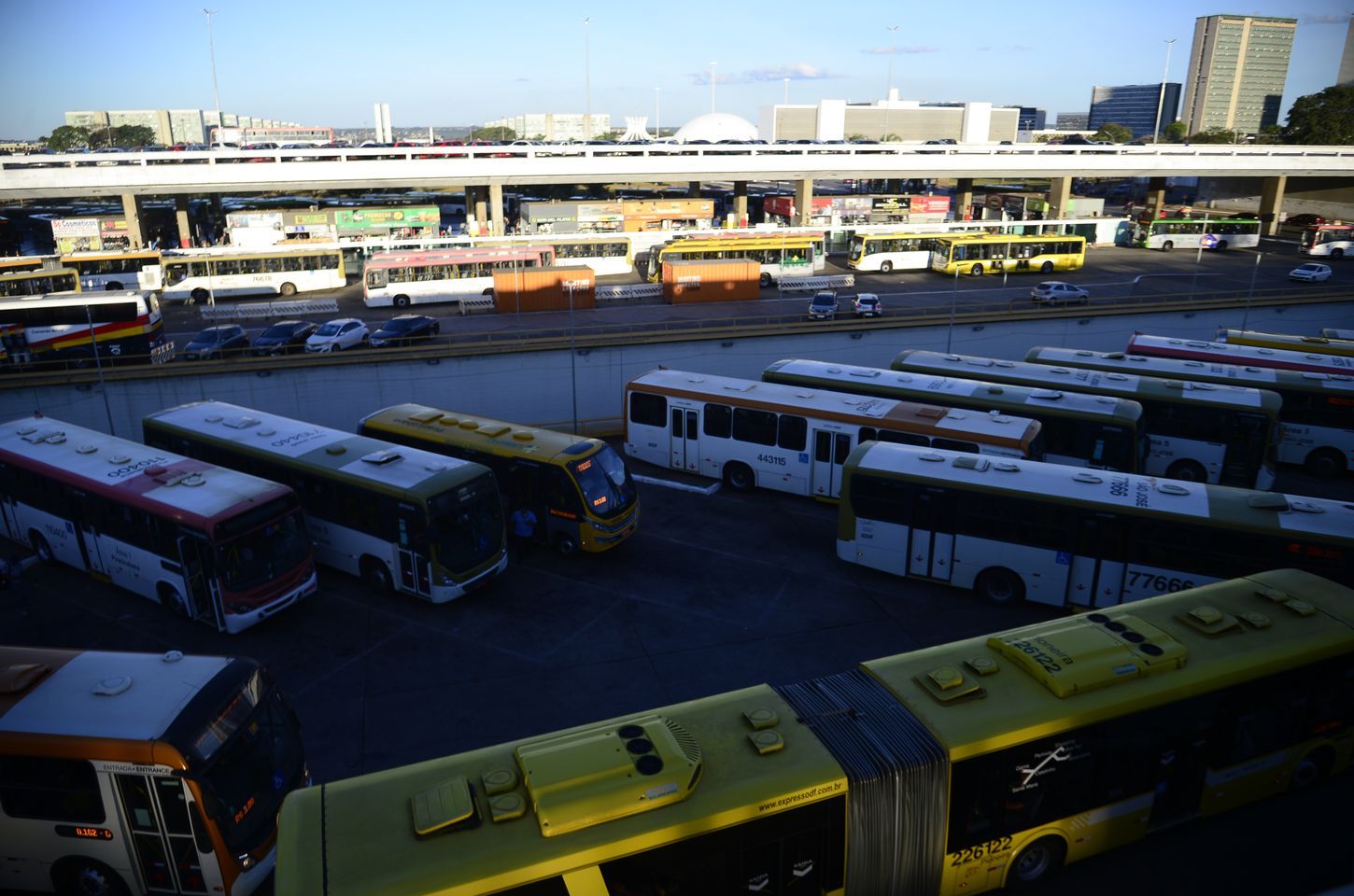 Ataque a 57 ônibus do DF pode ser retaliação por demissões