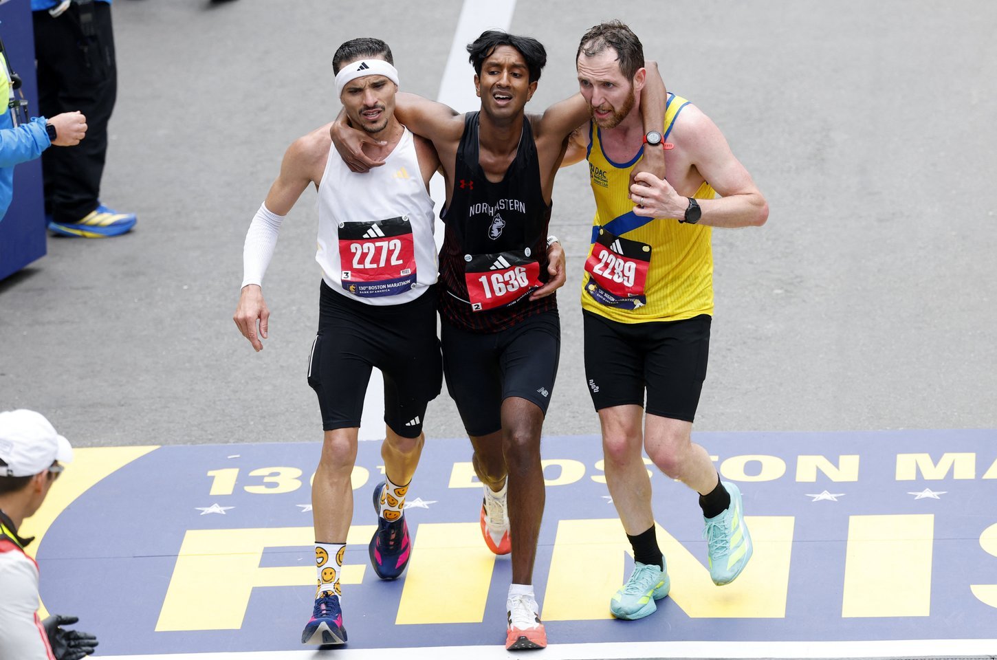 Atleta brasileiro abre mão de recorde pessoal para ajudar rival exausto na Maratona de Boston