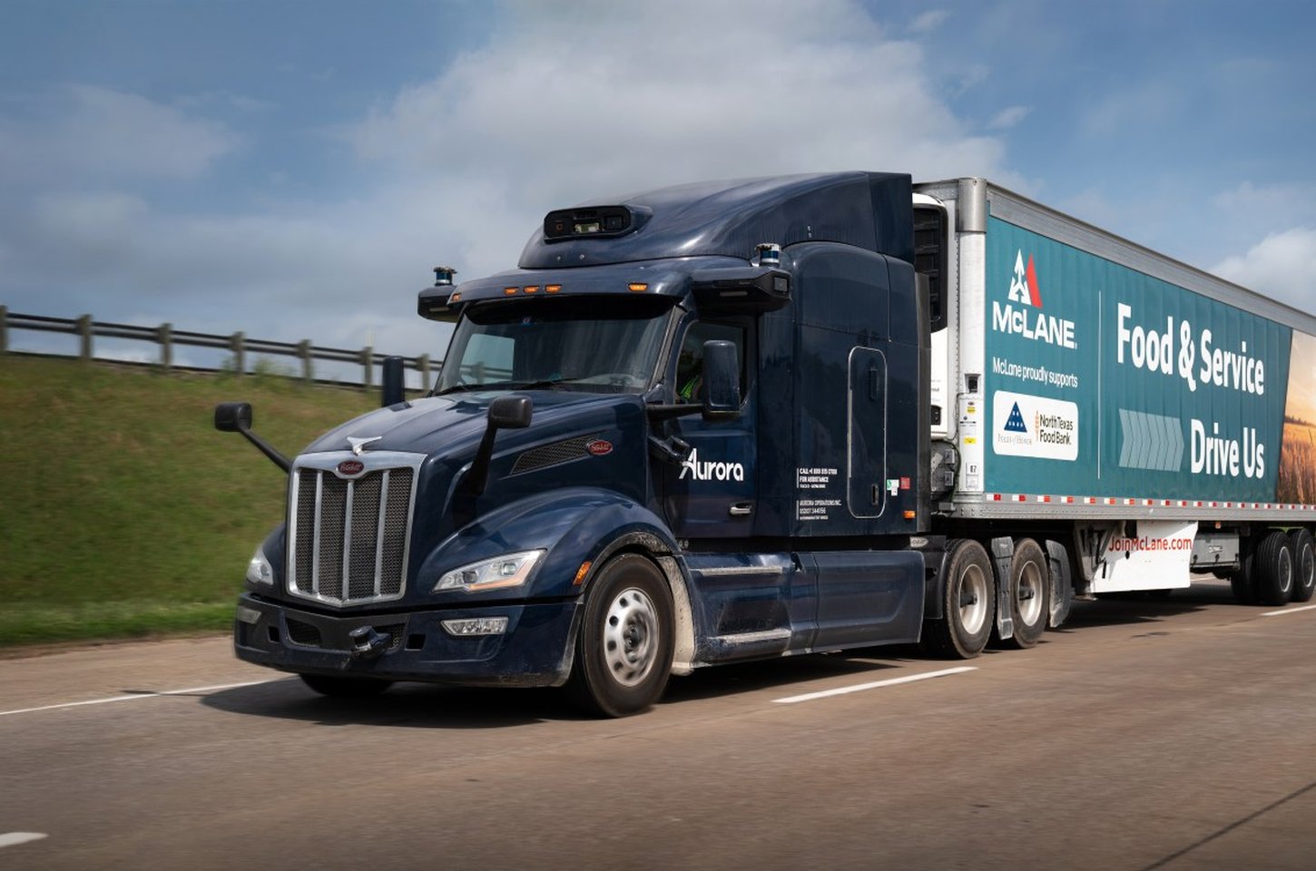 Aurora Innovation inicia operações com caminhões autônomos comerciais sem motorista de segurança a bordo para a McLane