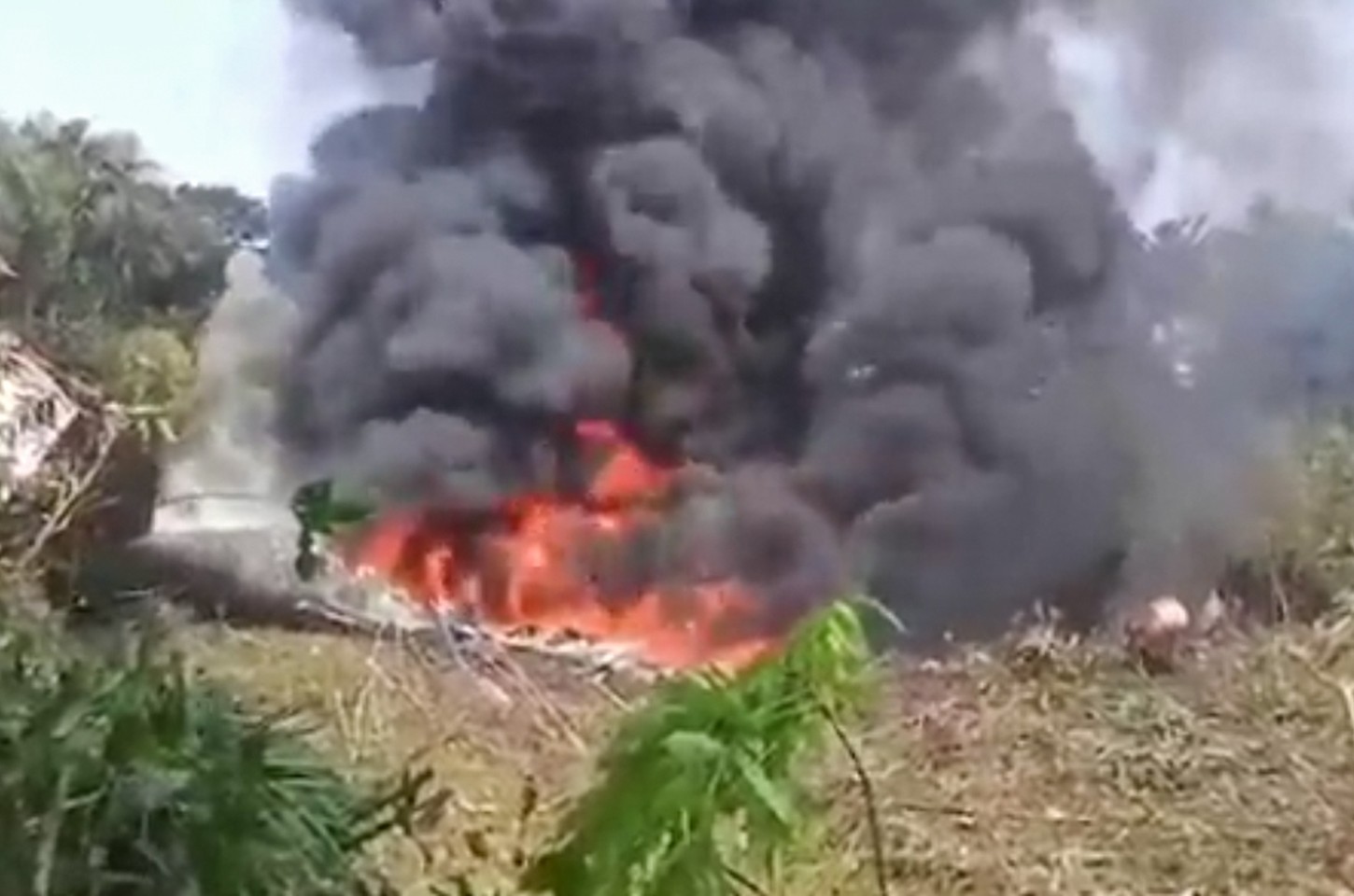 Avião militar colombiano cai durante decolagem e deixa 66 mortos