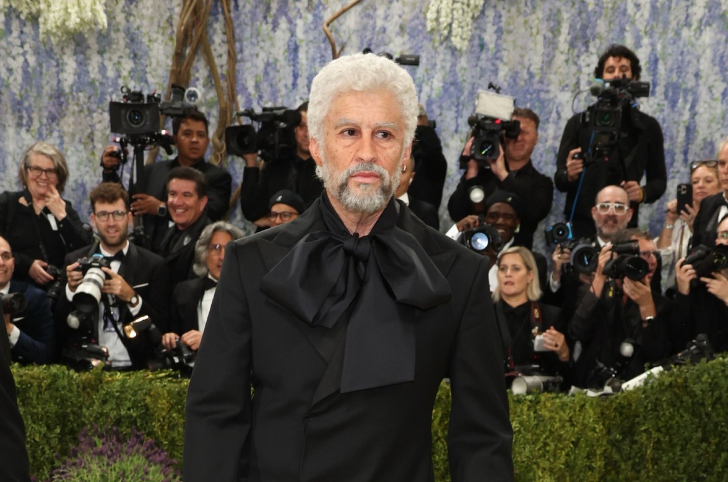 Bad Bunny choca no Met Gala 2026 ao aparecer envelhecido artificialmente