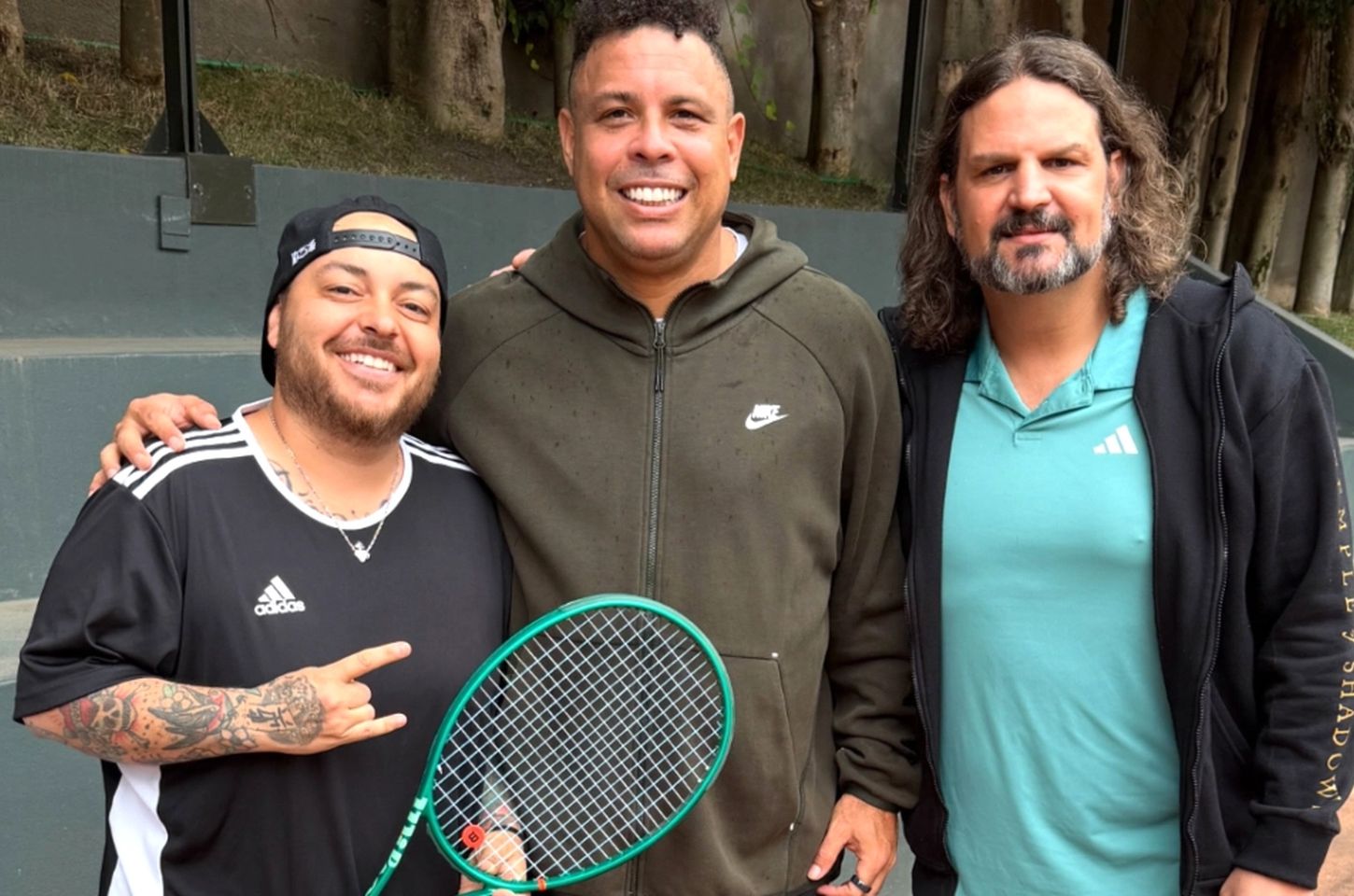 Baixistas do Korn e Angra jogam tênis na casa de Ronaldo Fenômeno