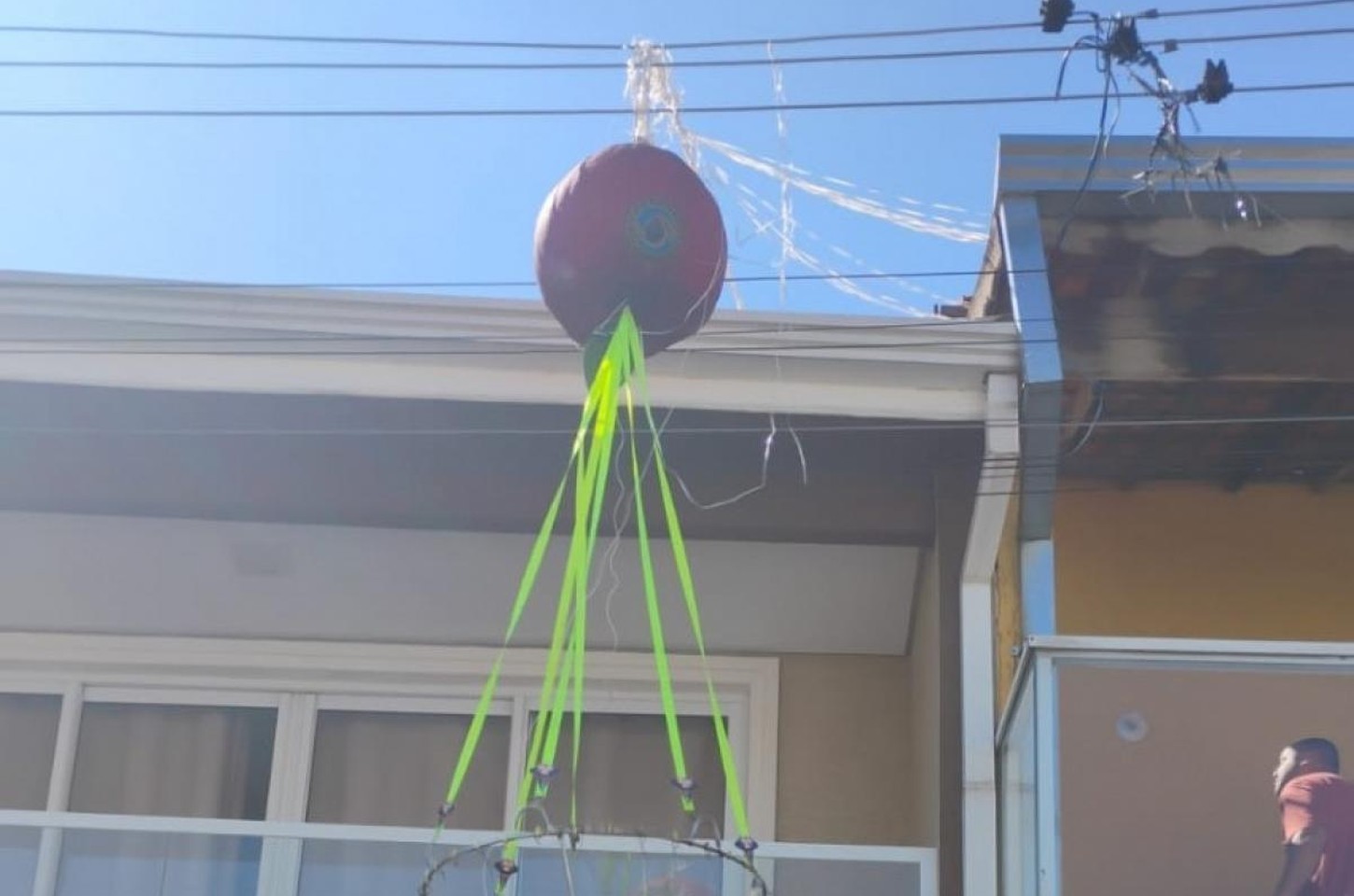 Balão cai em casa e provoca curto-circuito em Carapicuíba
