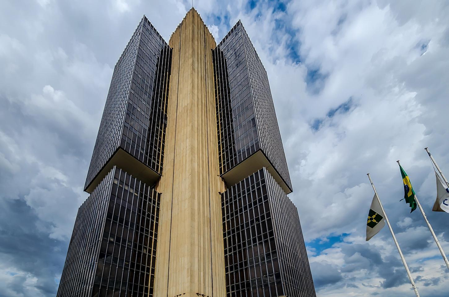 Banco Central mantém juros em 15% ao ano e sinaliza corte para março