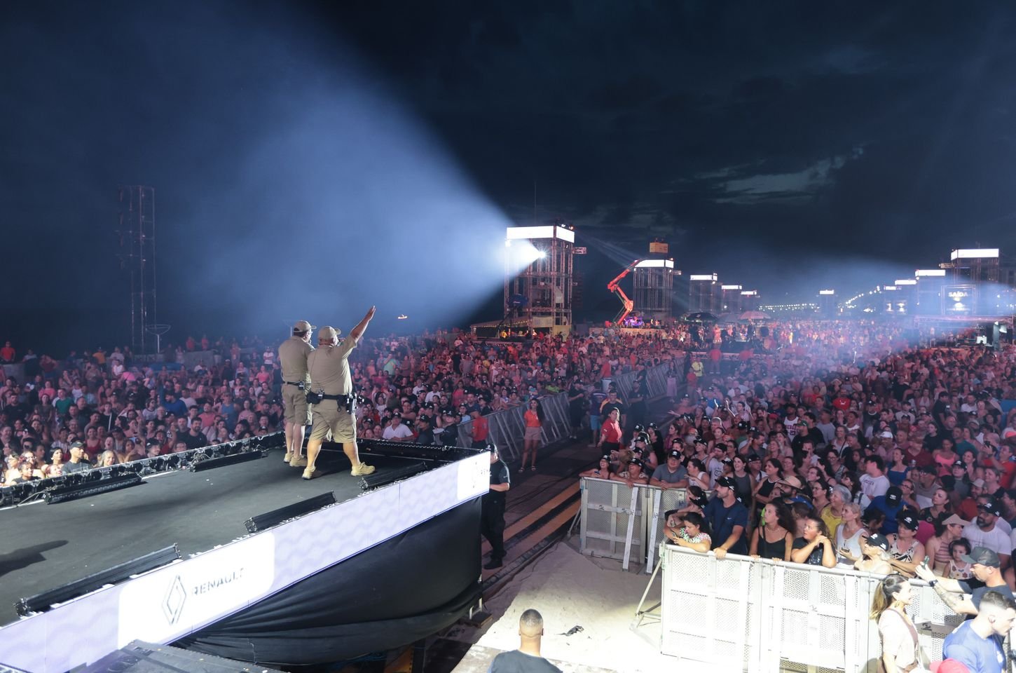 Banda da PM abre verão maior paraná com sucesso em caiobá