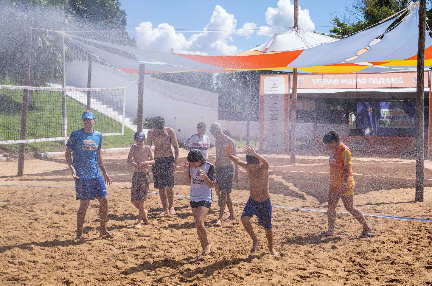 Banho de mangueira refresca verão escaldante em Porto Rico