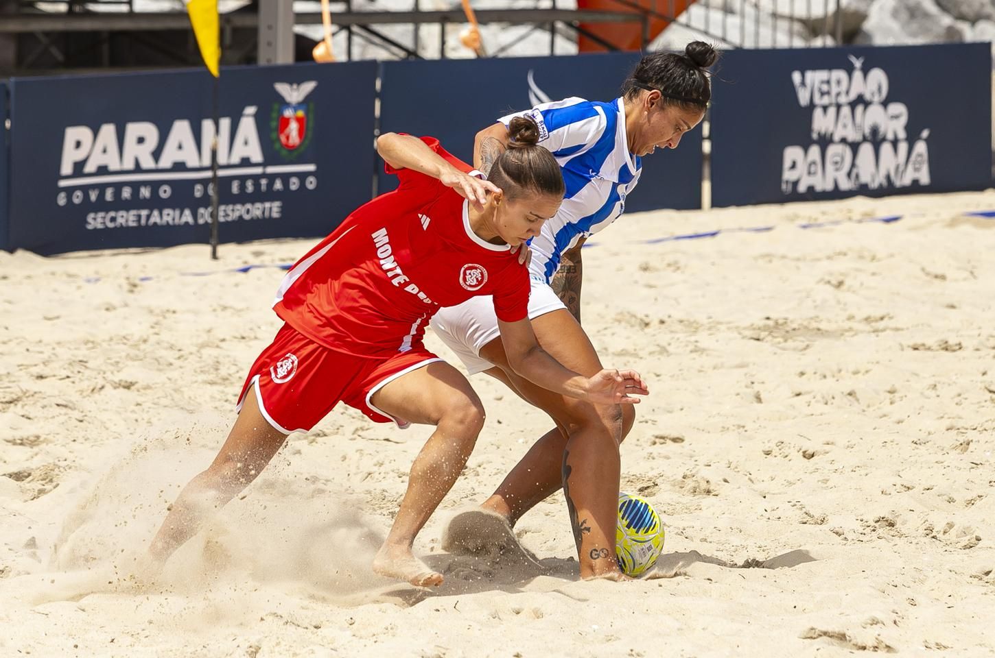 Beach soccer abre temporada com igualdade de gênero em Matinhos