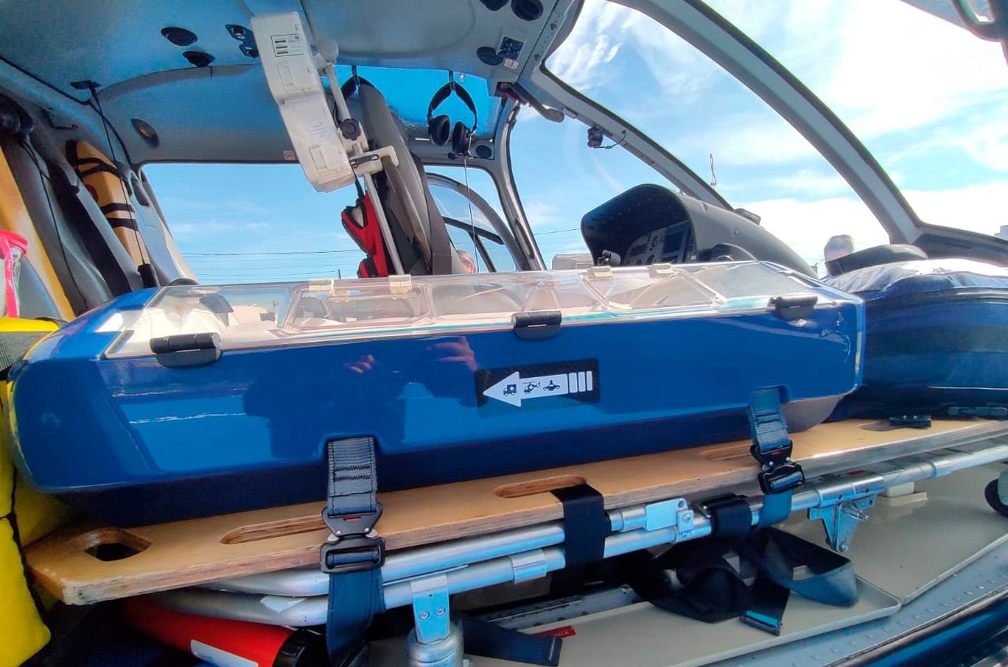 Bebê prematura é transportada por helicóptero com incubadora neonatal no Paraná
