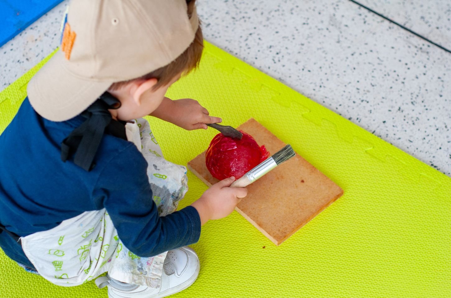 Bebês exploram arte no Museu Oscar Niemeyer com programa Primeiros Passos