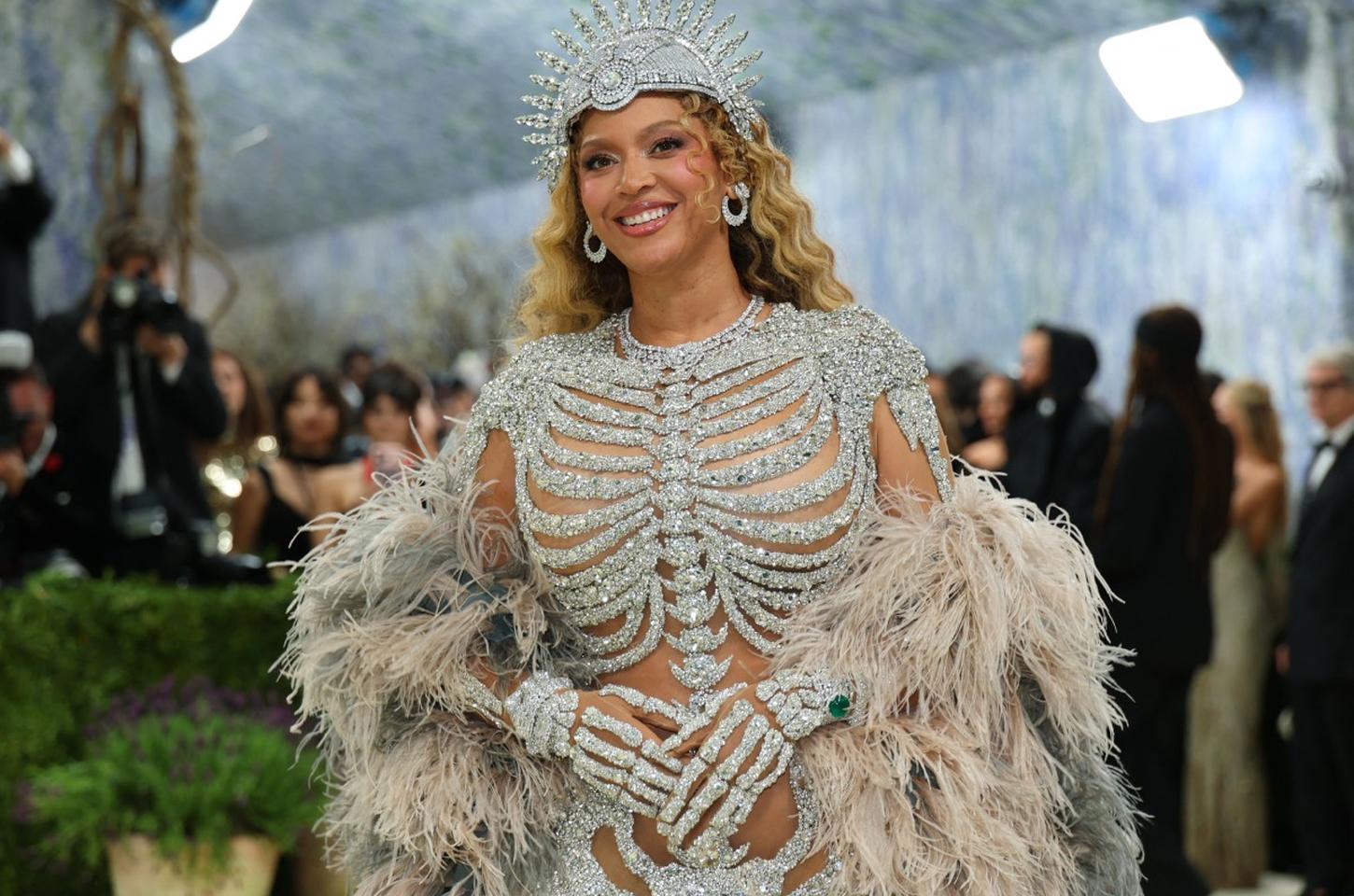 Beyoncé retorna ao Met Gala após 10 anos com look esqueleto e presença da filha Blue Ivy