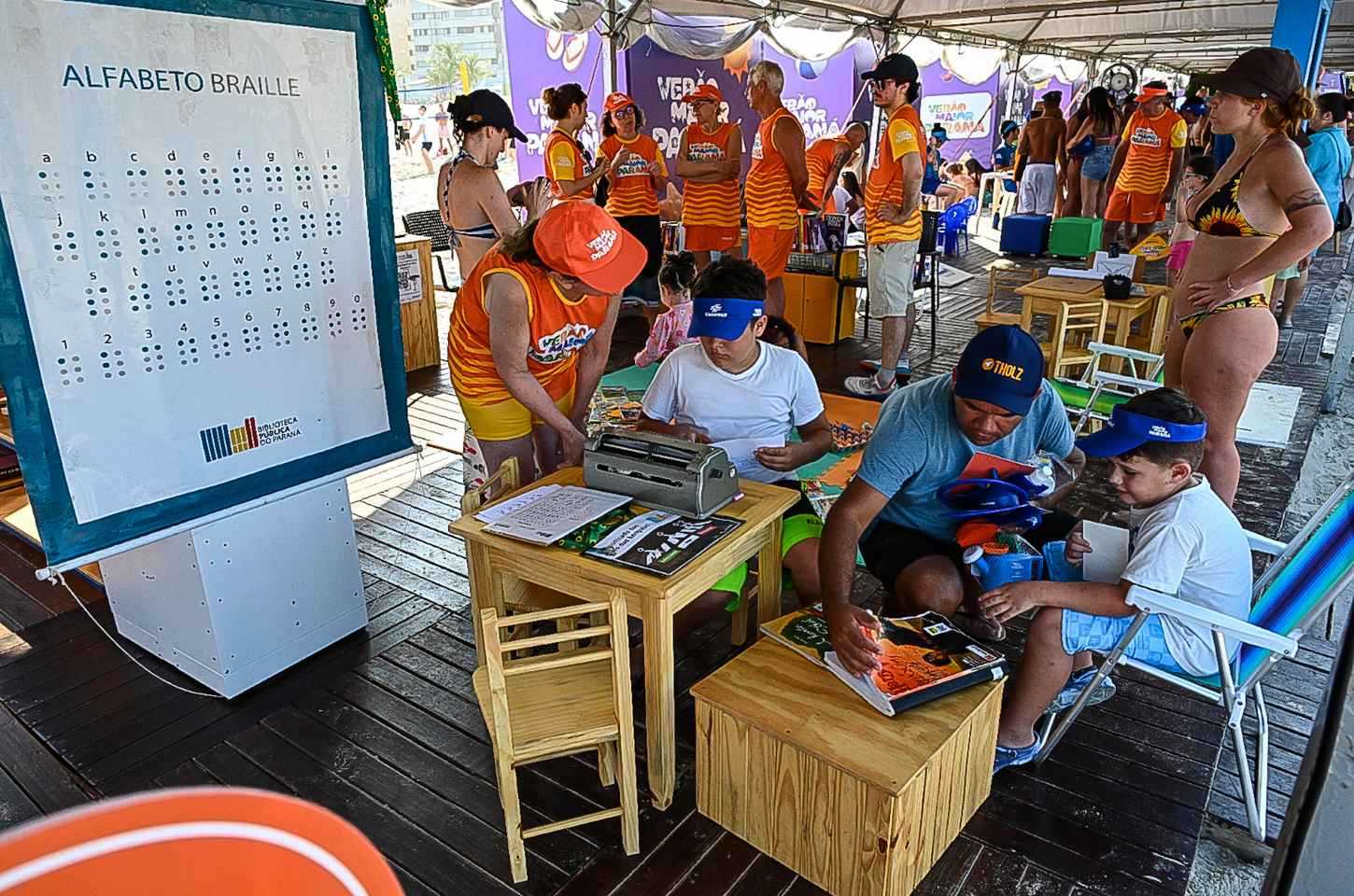 Bibliopraia leva leitura e cultura para o litoral do Paraná