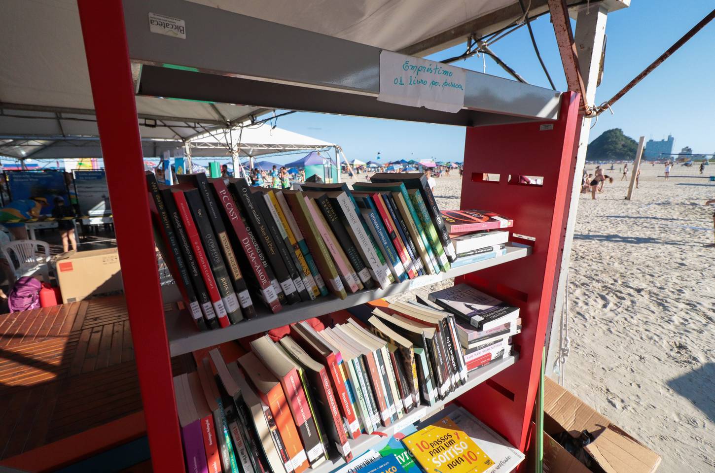 Bibliopraia leva livros e incentivo à leitura para a praia de Caiobá