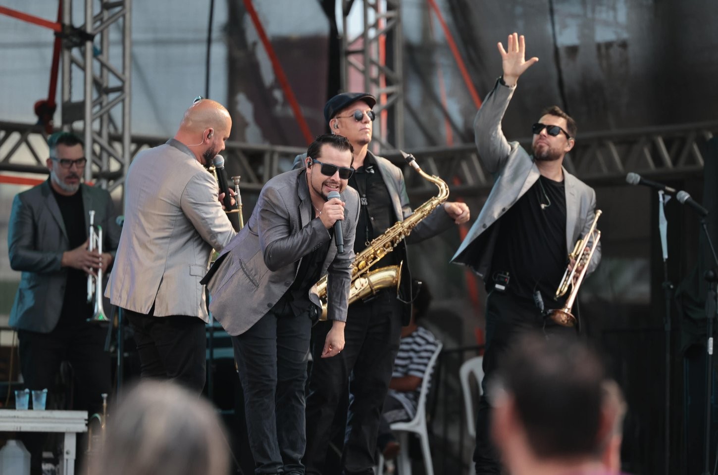 Big Time Orchestra anima veranistas em Guaratuba com show gratuito