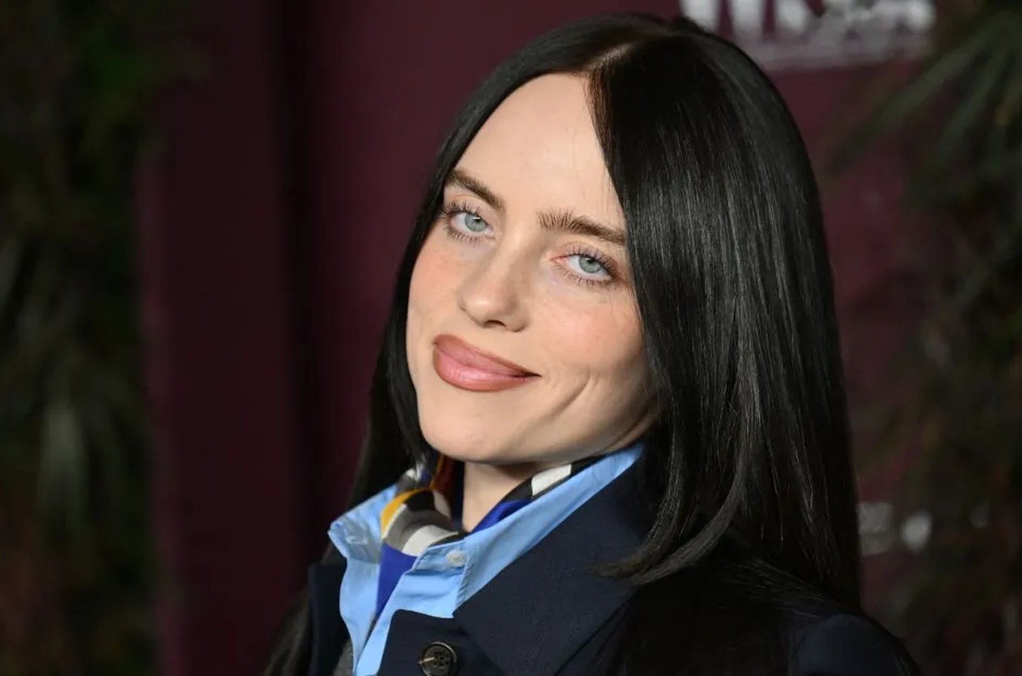 Billie Eilish anuncia filme da turnê com James Cameron e doa milhões