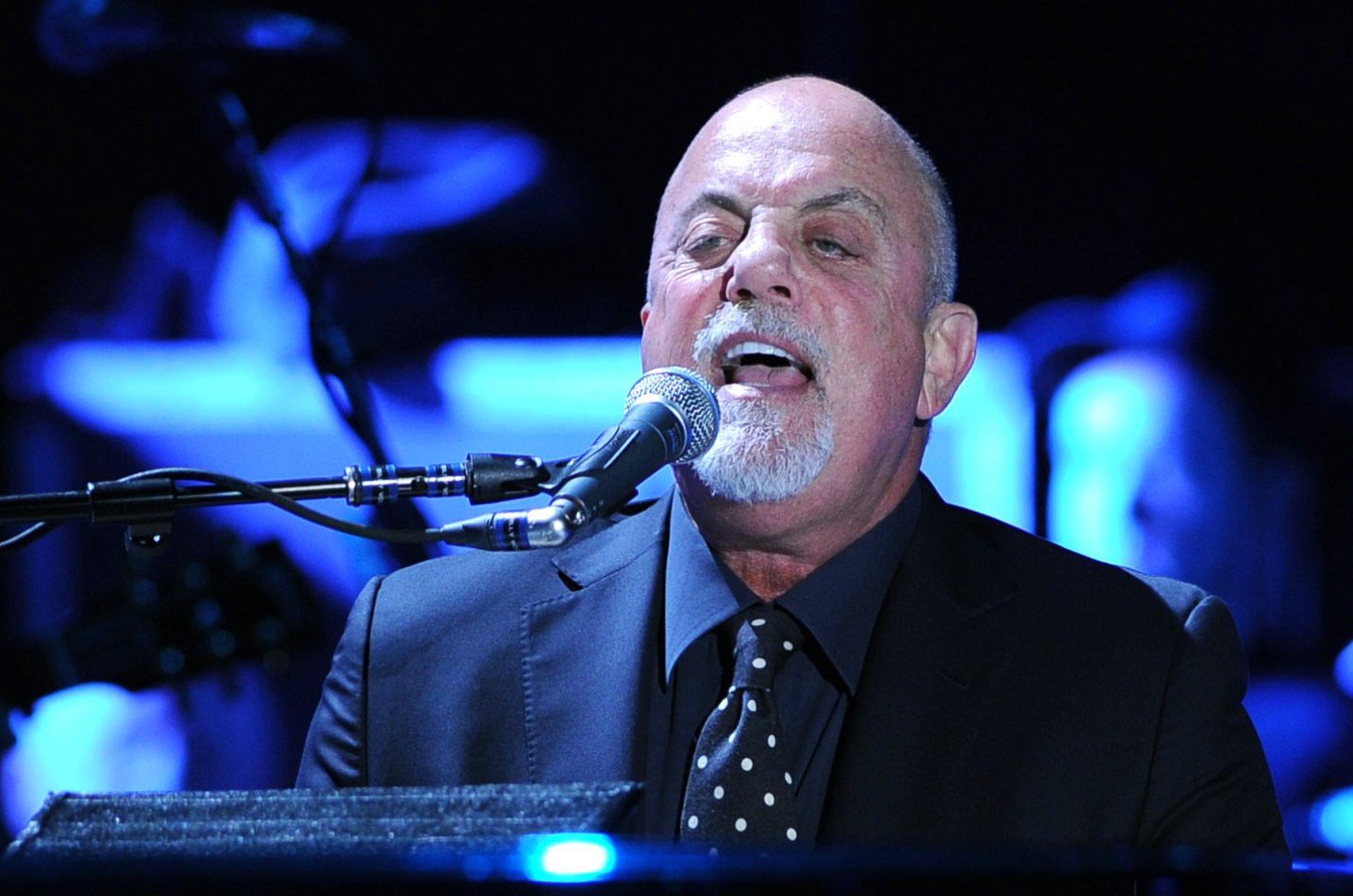 Billy Joel surpreende fãs em retorno ao palco após revelar distúrbio cerebral