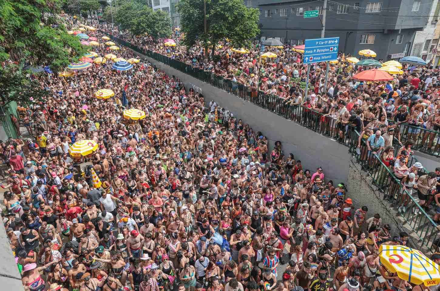 Bixiga reúne milhares em desfile de blocos com samba e resistência