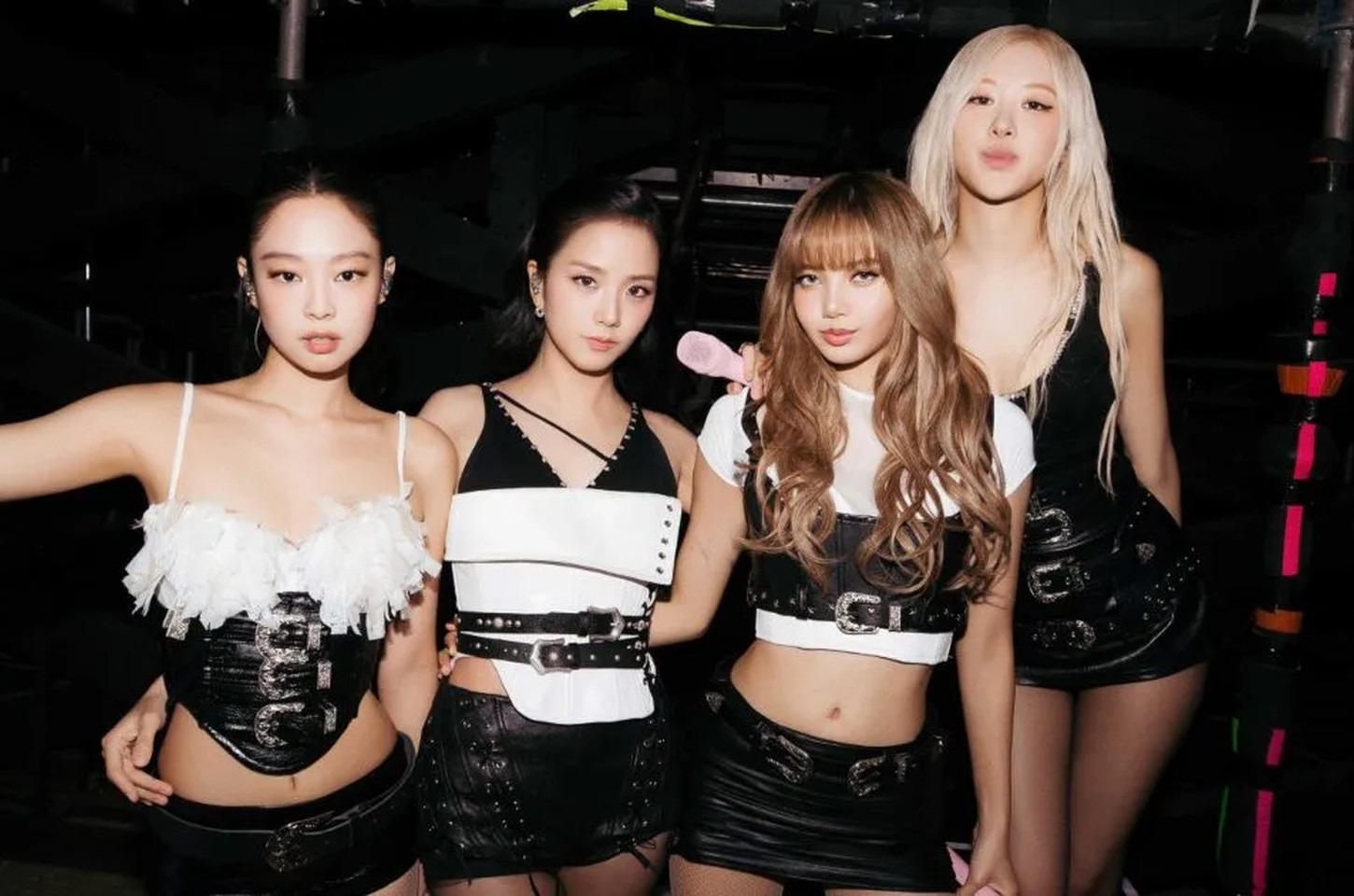Blackpink surpreende Lisa com food truck em set de filmagem na Coreia do Sul
