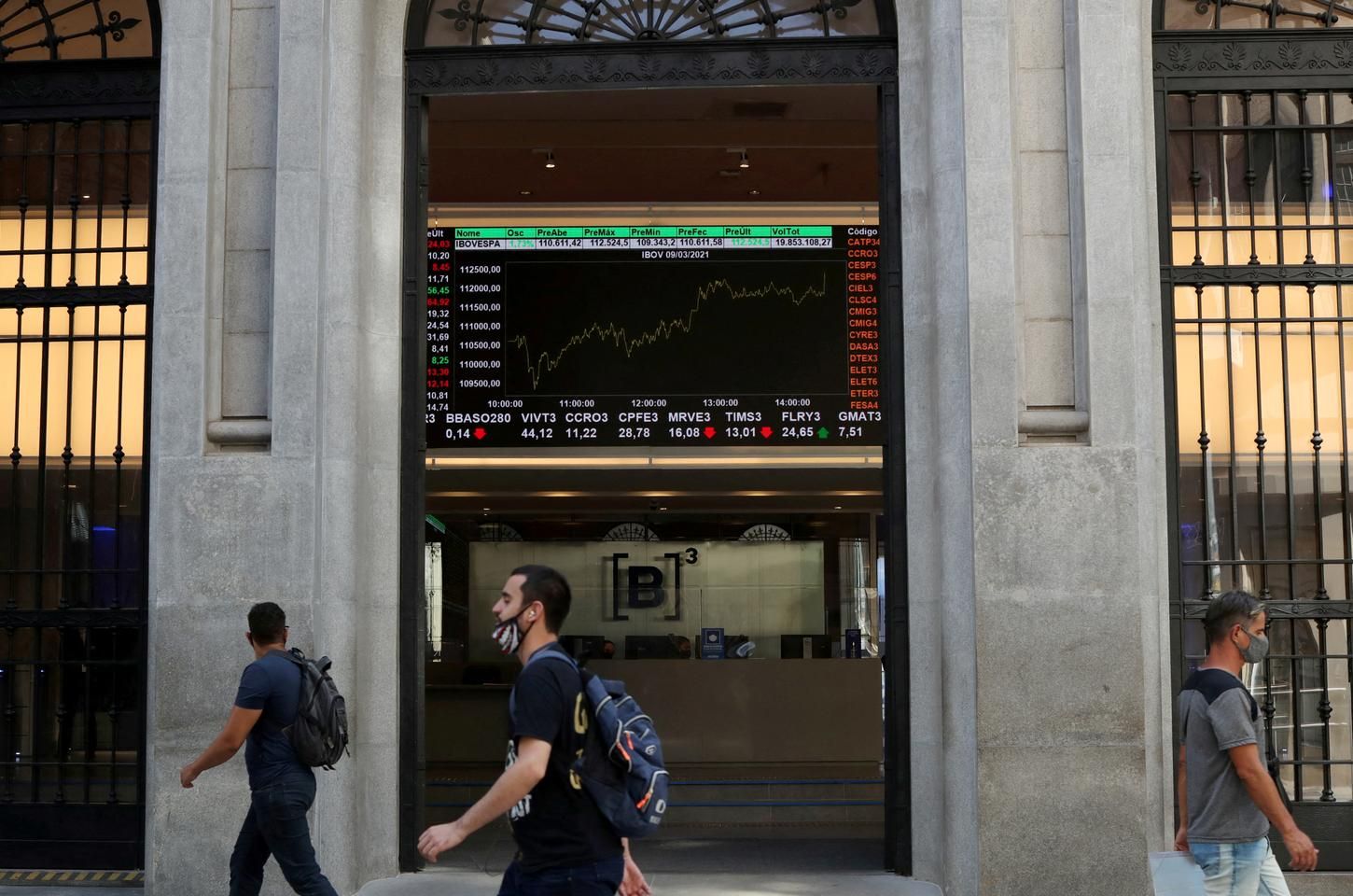 Bolsa bate terceiro recorde seguido e supera 164 mil pontos