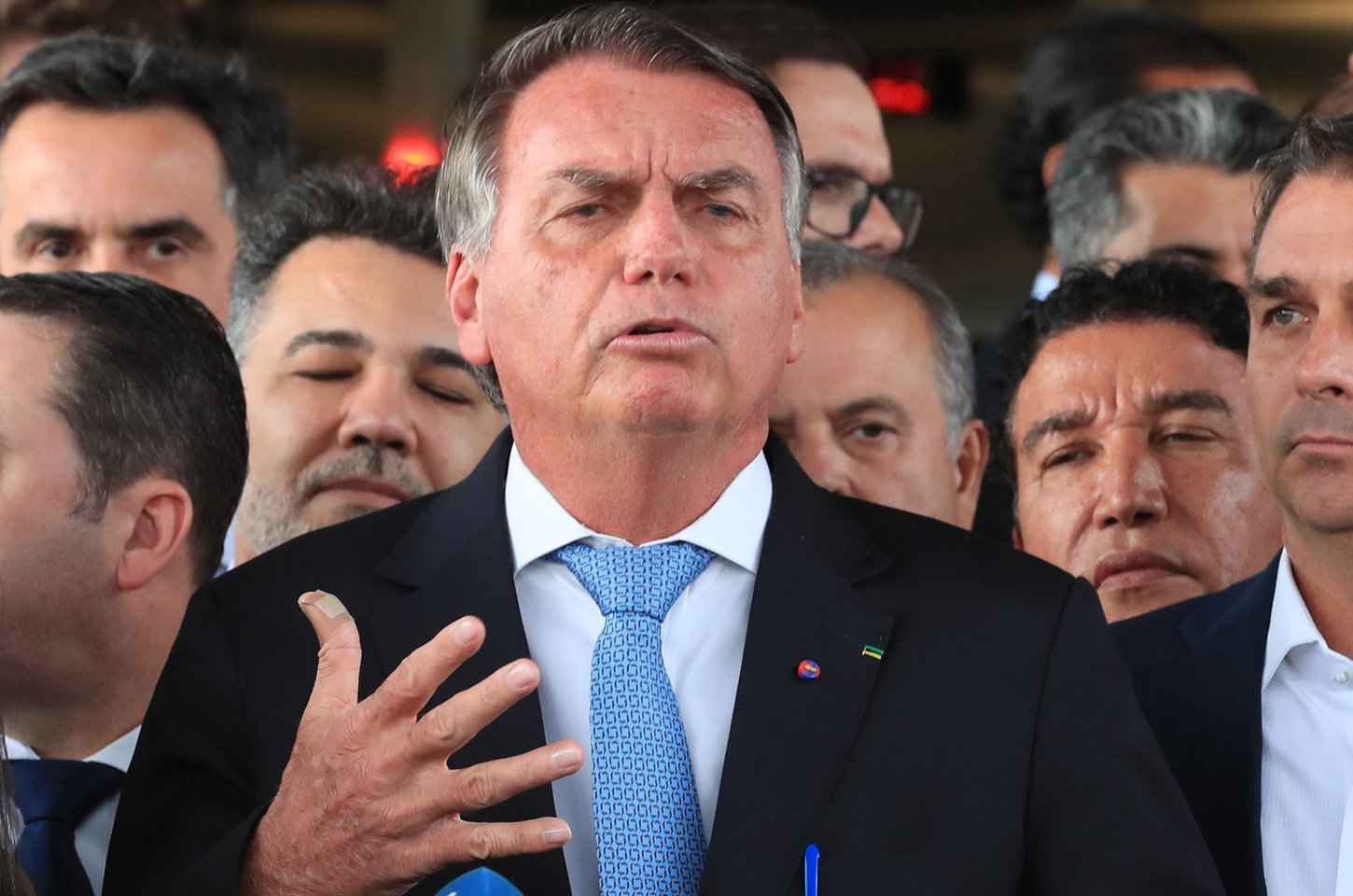 Bolsonaro passa por nova cirurgia para conter crises de soluços