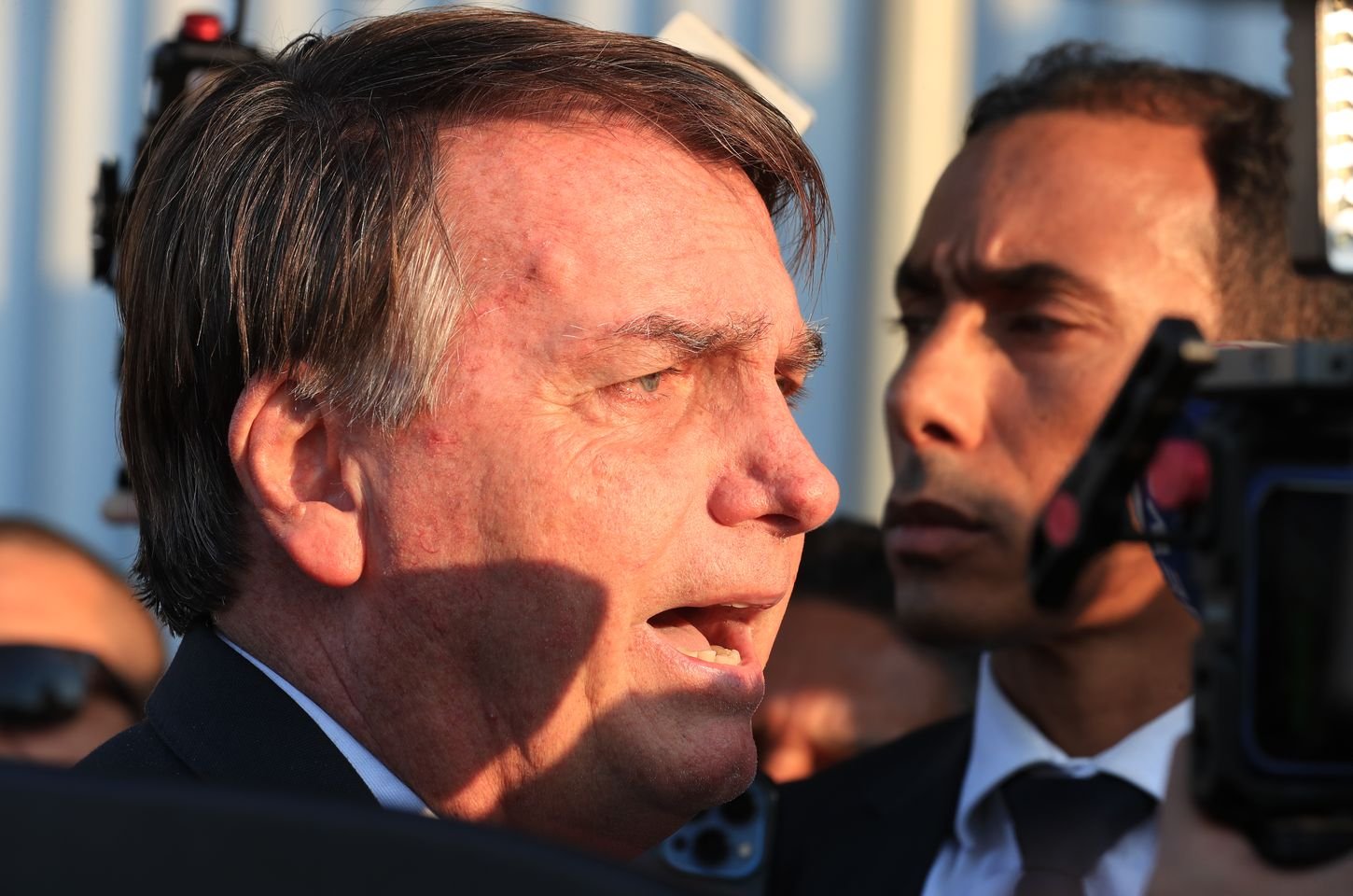 Bolsonaro recebe alta após cirurgia no ombro em Brasília