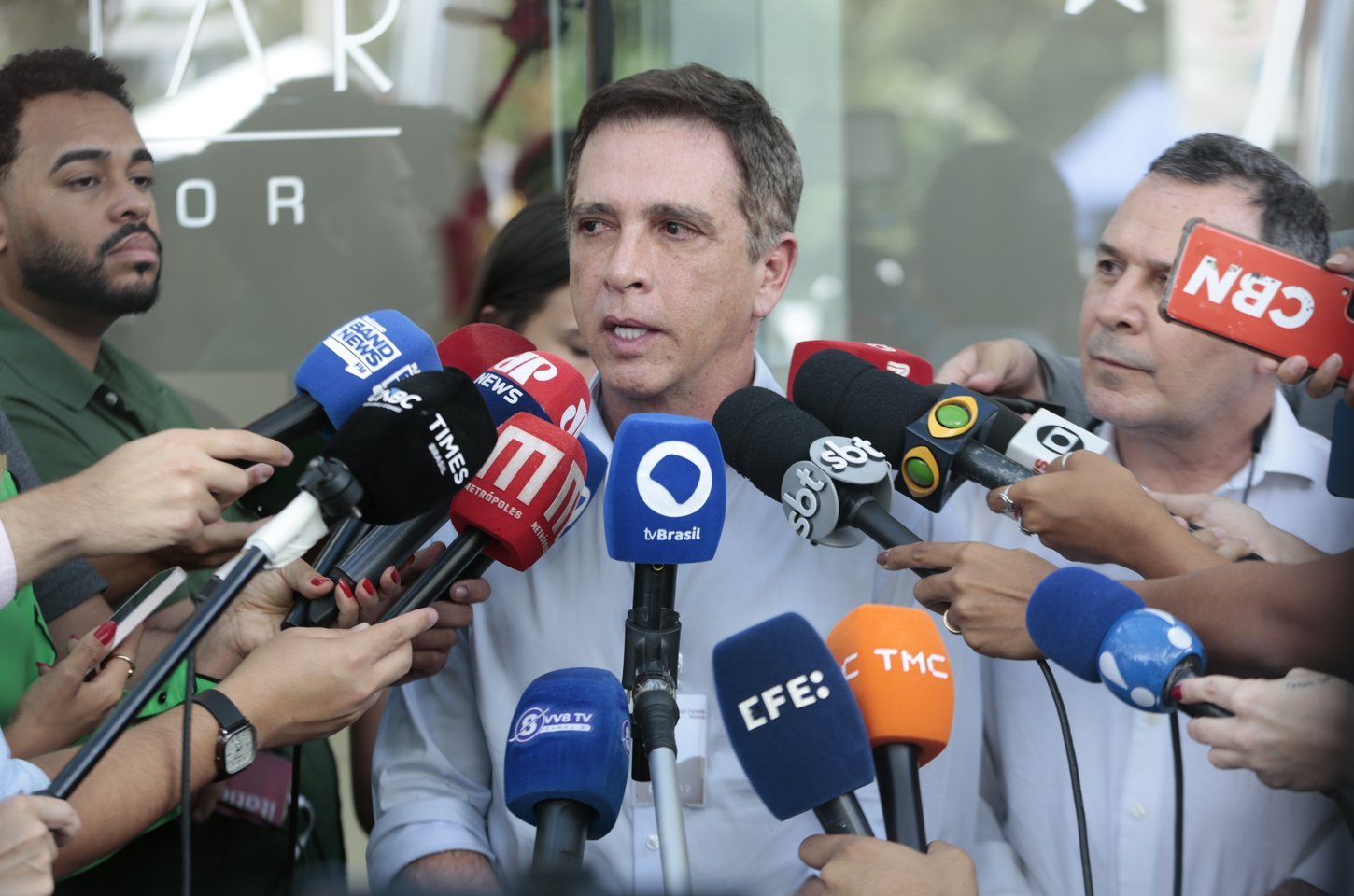 Bolsonaro sofre queda e traumatismo craniano leve na prisão