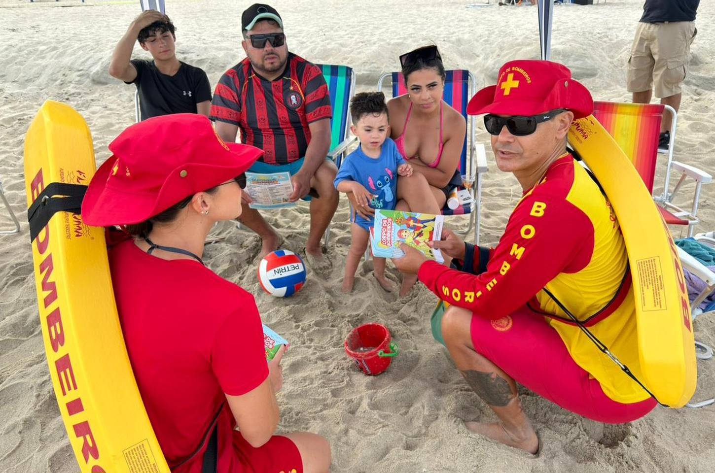 Bombeiros do Paraná levam educação preventiva às praias do litoral