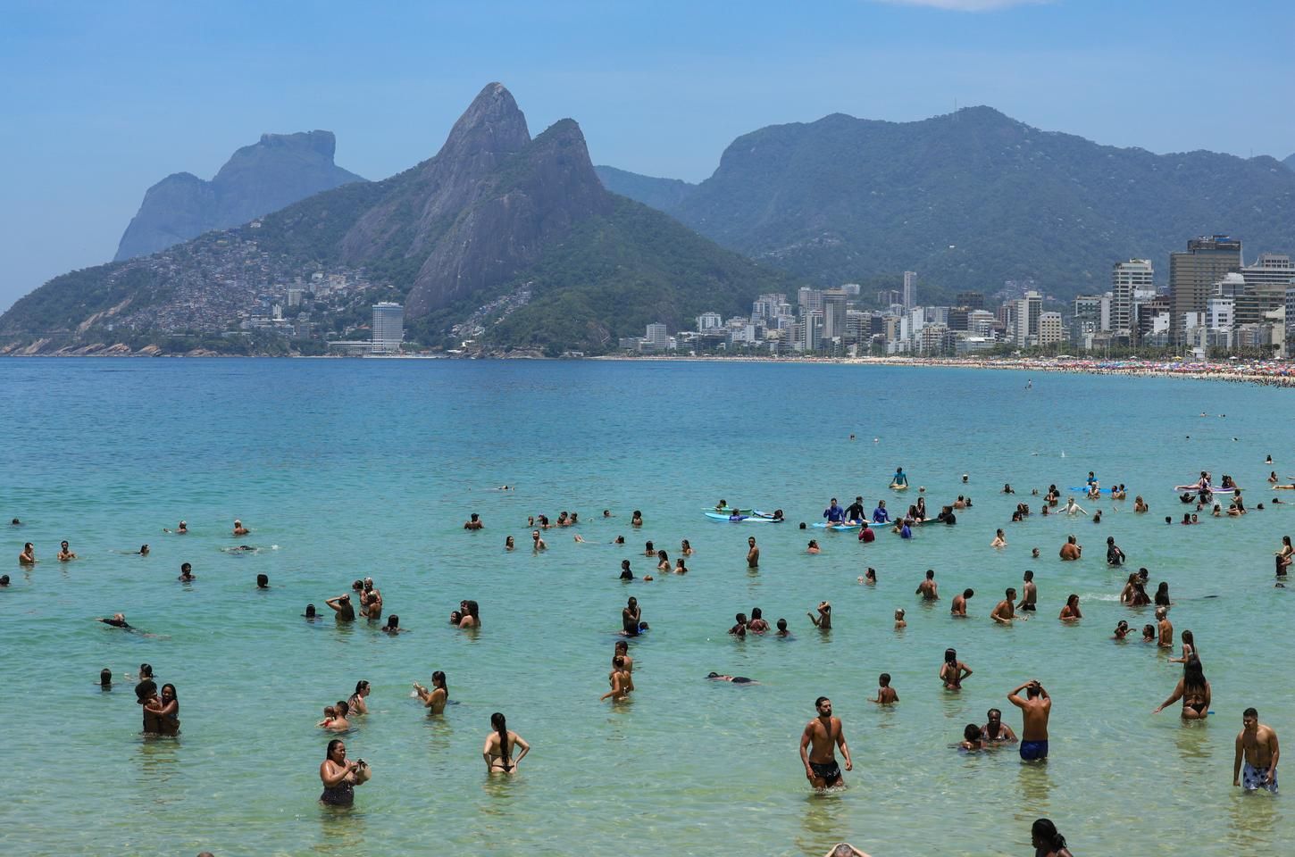 Bombeiros do Rio resgatam 453 pessoas de afogamento durante o carnaval