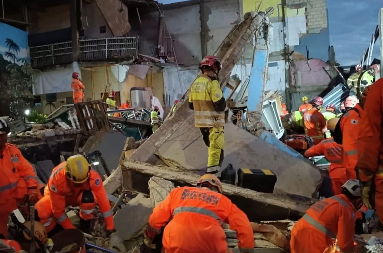 Bombeiros encerram resgate após desabamento de lar de idosos em BH
