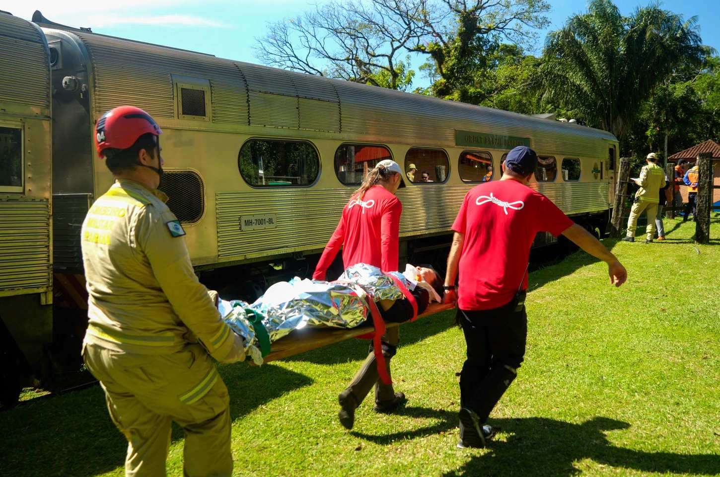 Bombeiros simulam descarrilamento de trem com múltiplas vítimas em Morretes