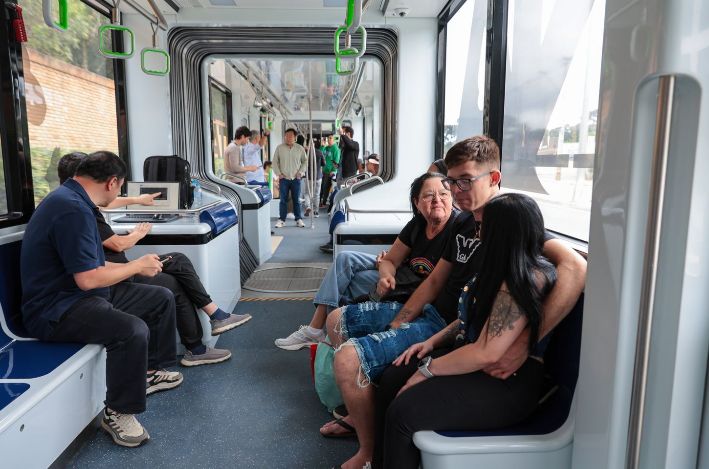 Bonde urbano digital completa trajeto integral na região metropolitana de Curitiba