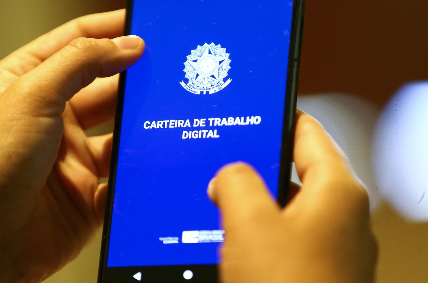 Brasil atinge menor taxa de desemprego da história, com recorde de carteiras assinadas